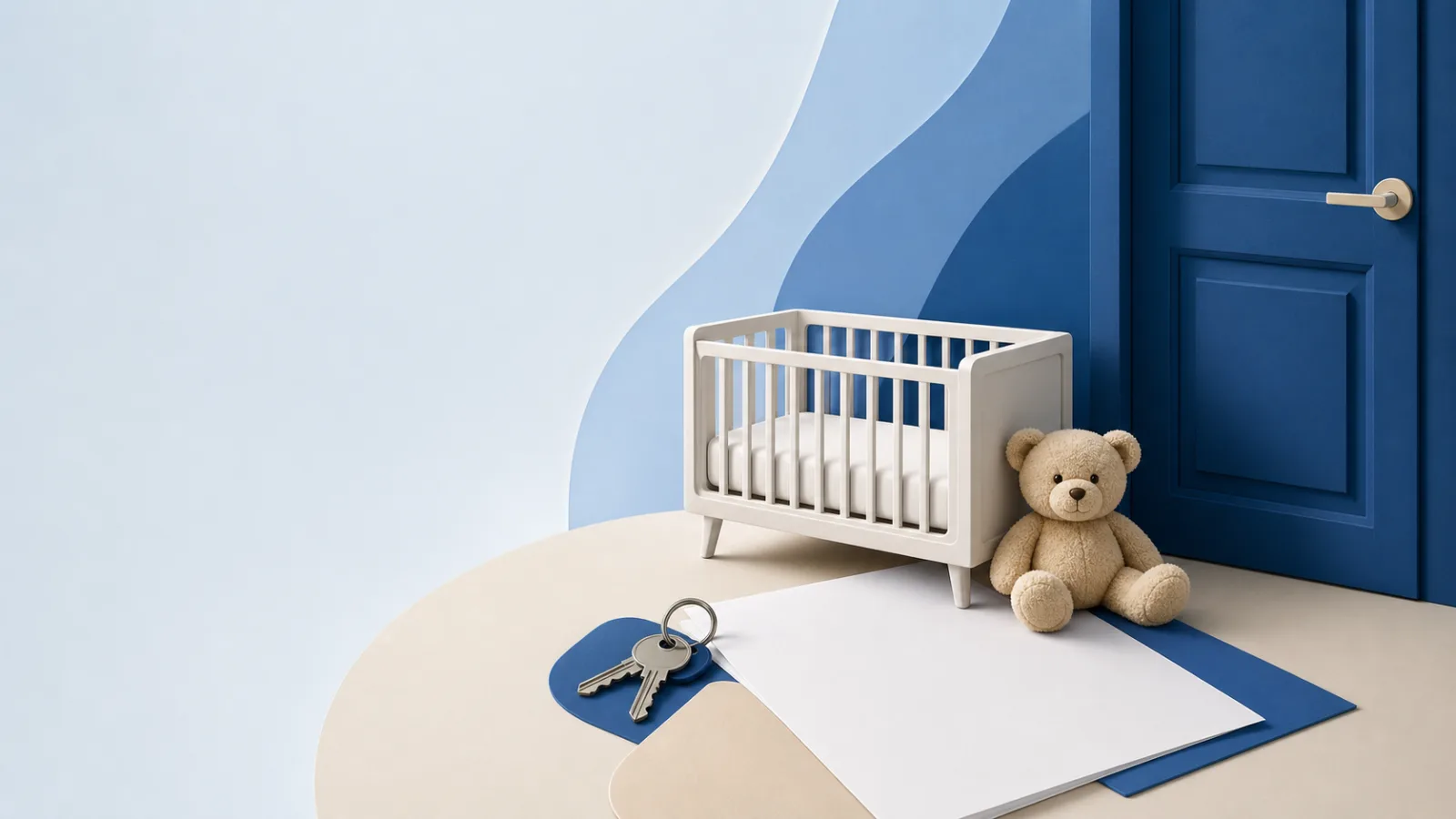 Leeres Babybett und Teddy vor geschlossener Wohnungstür, daneben Schlüssel und leeres Kündigungsschreiben.