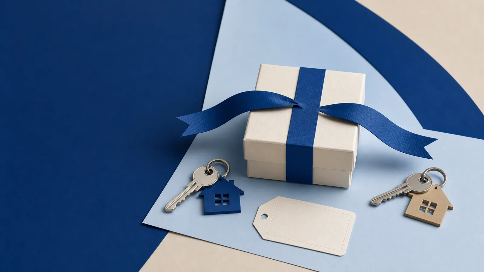 Verpacktes Geschenk zwischen zwei getrennten Hausschlüsseln und einem leeren Geschenkanhänger.