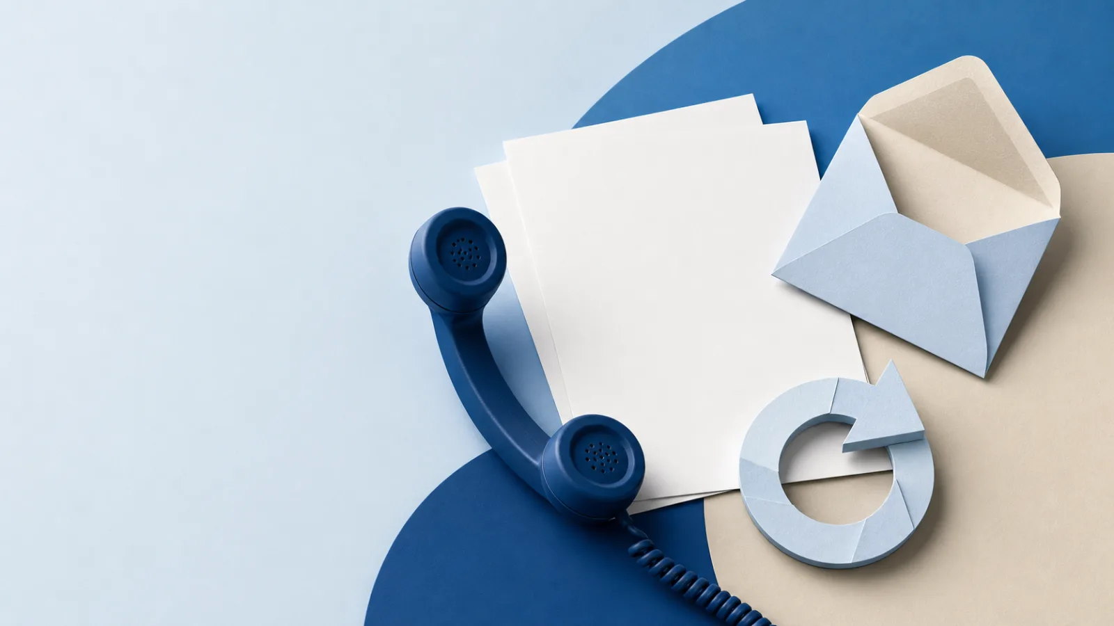 Telefonhörer neben leeren Vertragsblättern, offenem Rücksendeumschlag und kreisförmigem Rückgabepfeil.